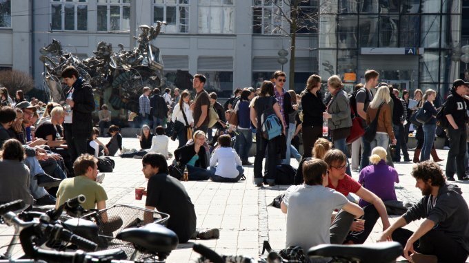 Studierende sitzen auf dem Campus